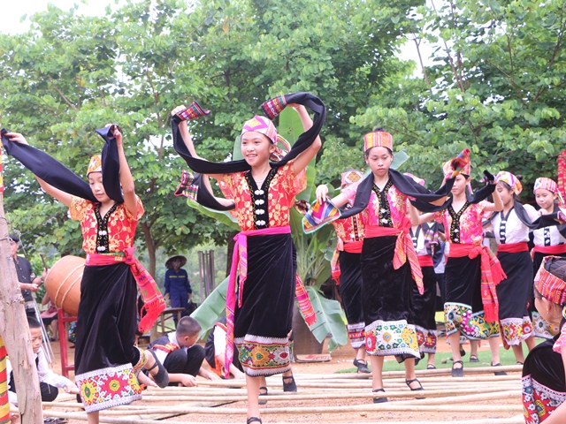 Thiếu nhi dân tộc Thái cùng múa sạp tại Làng dịp Tết thiếu nhi