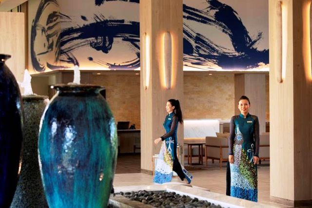 Qua bàn tay khéo léo của Chula Fashion, những chiếc áo dài của nữ nhân viên đón tiếp ở sảnh chính và phục vụ nhà hàng tại Meliá Hồ Tràm được thổi luồng gió mới, xứng đáng xuất hiện trên các sàn diễn.