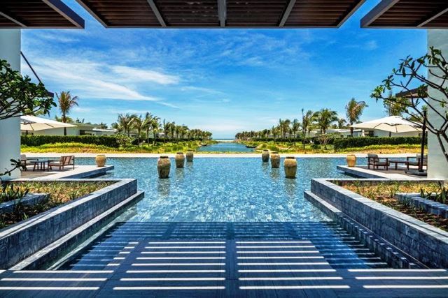 Chỉ cách thành phố Hồ Chí Minh 2 tiếng đi xe và mới khai trương năm ngoái, Meliá Hồ Tràm là khu nghỉ dưỡng đầu tiên của tập đoàn Meliá Hotels and Resorts tại khu vực miền Nam với 152 phòng, 73 biệt thự và nhiều tiện ích đẳng cấp thế giới.