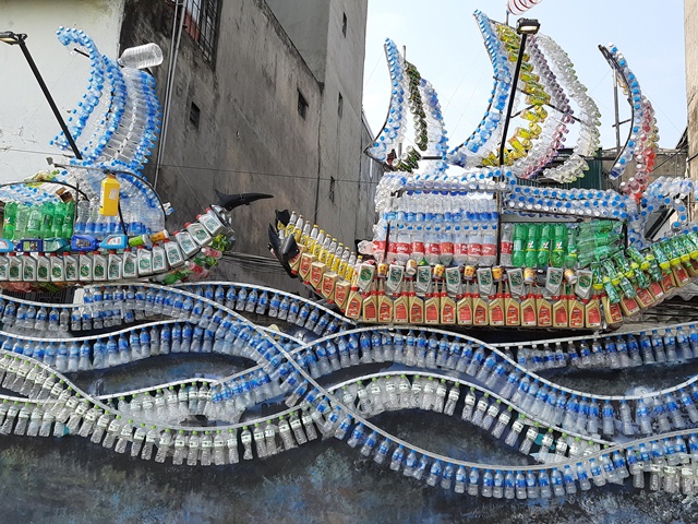 Hơn 1.000 chai nhựa là chai nước, hộp dầu xe máy được tạo hình thành 4 chiếc thuyền buồm