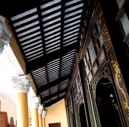 Lối đi xung quanh ngôi nhà thiết kế dạng cửa vòm theo kiểu Roman, mang nhiều ánh sáng cho ngôi nhà
