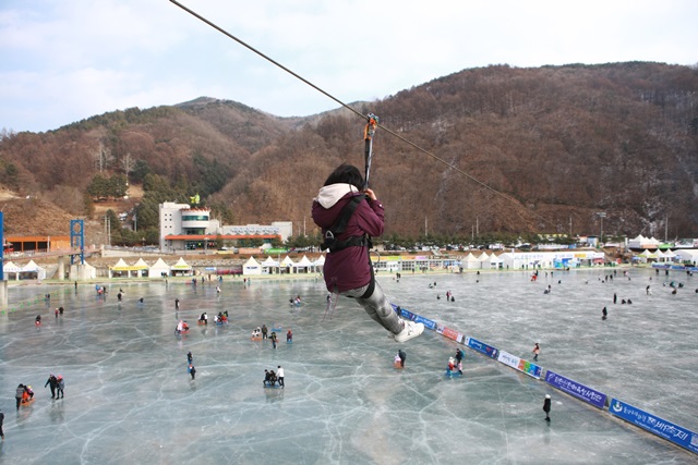 Tận hưởng mùa đông tại lễ hội băng Hwacheon Sancheoneo