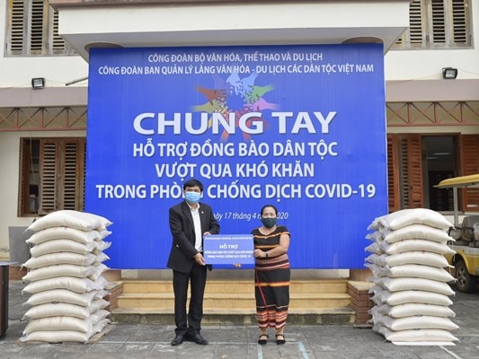 Ông Nguyễn Tuấn Linh, đại diện Công đoàn Bộ VHTTDL hỗ trợ gạo cho bà con DTTS tại Làng