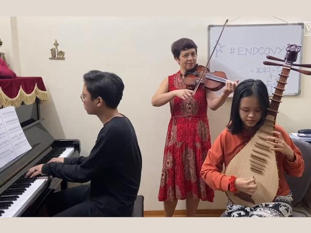 Nghệ sĩ Violon Thu Lê và các con đang tập luyện tại nhà