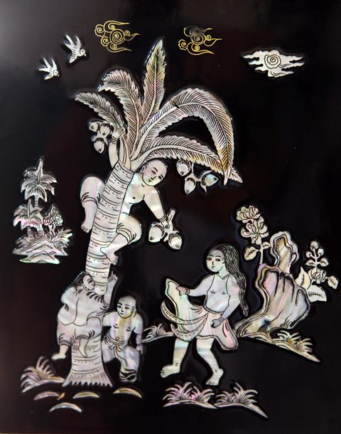 Bức tranh “Hứng dừa” nổi tiếng được khắc họa tinh tế trong tranh khảm trai