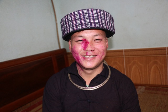 Theo phong tục dân tộc Mông xanh khi đến đón dâu, mặt chú rể được bôi phẩm màu