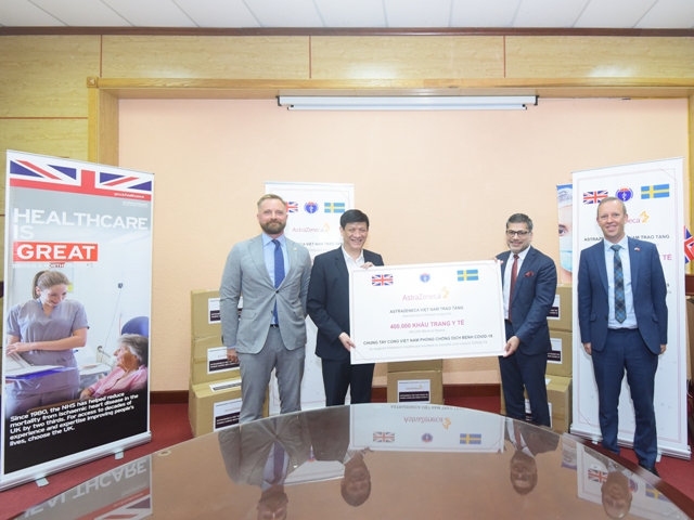 Thứ trưởng Bộ Y tế Nguyễn Thanh Long tiếp nhận 400.000 khẩu trang từ AstraZeneca Việt Nam.