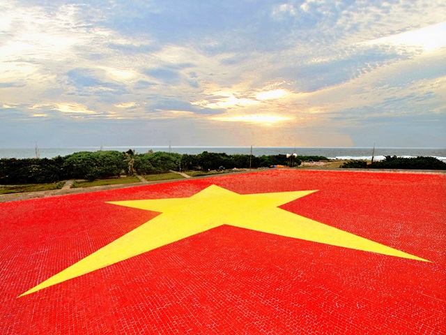 Lá cờ Tổ quốc Việt Nam bằng gốm lớn nhất trên nóc nhà hội trường đảo Trường Sa Lớn