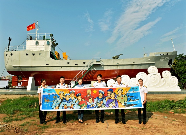 Họa sĩ Nguyễn Thu Thủy tặng phác thảo tranh Bác Hồ với các lực lượng Hải quân và ngư dân