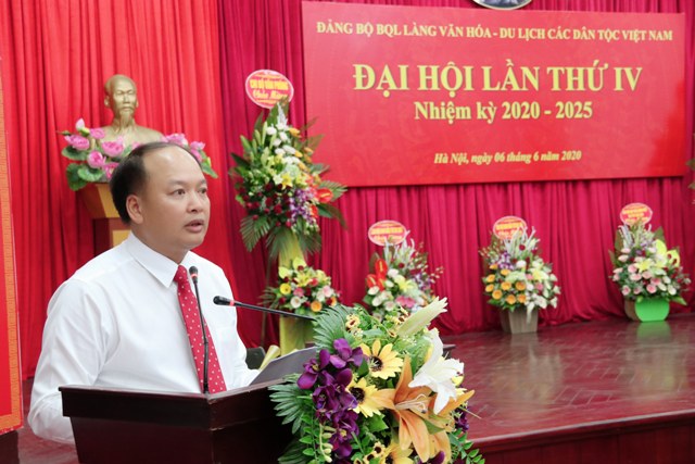 Đồng chí Trịnh Ngọc Chung, Bí thư Đảng ủy, Phó Trưởng ban phụ trách trình bày Dự thảo Báo cáo chính trị Đại hội
            Đảng bộ BQL Làng VHDL các DTVN lần thứ IV, nhiệm kỳ 2020-2025