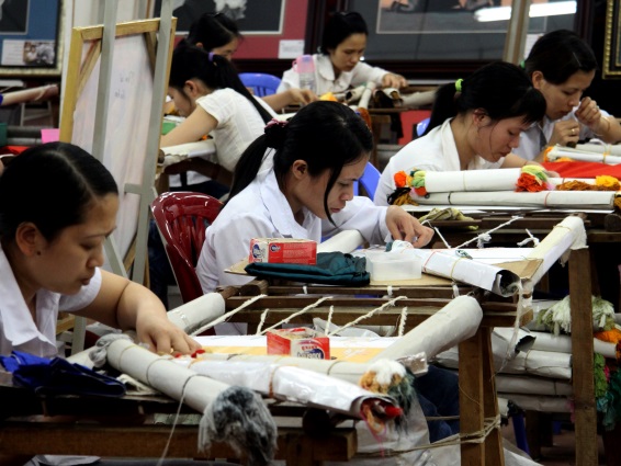 Làng nghề thêu tay Quất Động – Thường Tín có nhiều người dân các tỉnh về học thêu tay