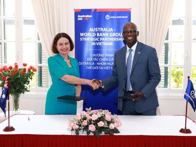 Bà Robyn Mudie - Đại sứ Australia tại Việt Nam và Ông Ousmane Dione – Giám đốc quốc gia Ngân hàng thế giới tại Việt Nam ký kết khoản viện trợ bổ sung trị giá 5 triệu đô la Australia