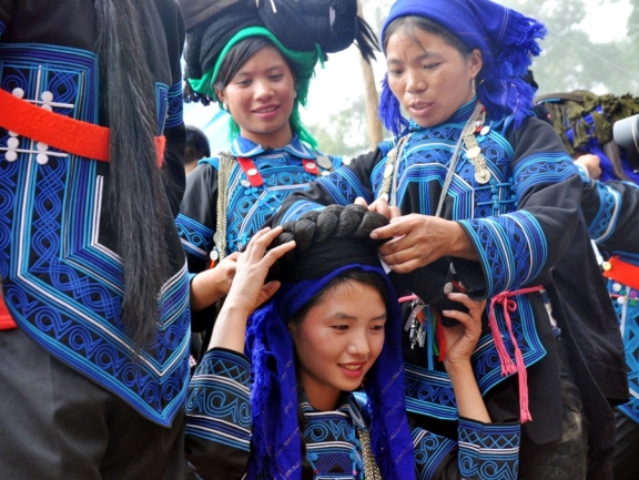 Phụ nữ Hà Nhì vấn xó pẹ để chuẩn bị tham gia lễ hội Khô già già