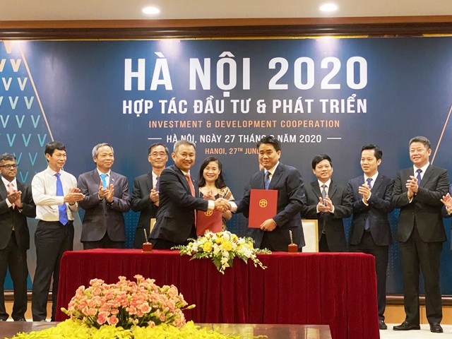 Ông Dương Trí Thành - Tổng giám đốc Vietnam Airlines (trái) và ông Nguyễn Đức Chung - Chủ tịch UBND thành phố Hà Nội (phải) đại diện hai bên ký biên bản ghi nhớ hợp tác.