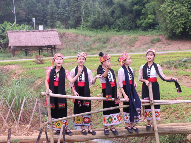 Các em học sinh dân tộc Thái hát thả bươn tại Làng Văn hóa - Du lịch các dân tộc Việt Nam năm 2019