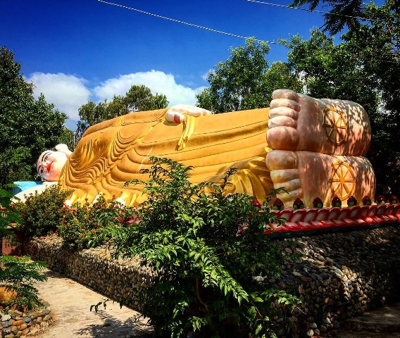 Bức tượng Phật nằm nghiêng rất lớn trong khuôn viên