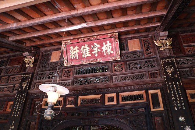 Bàn thờ tổ tiên được đặt ở gian nhà chính