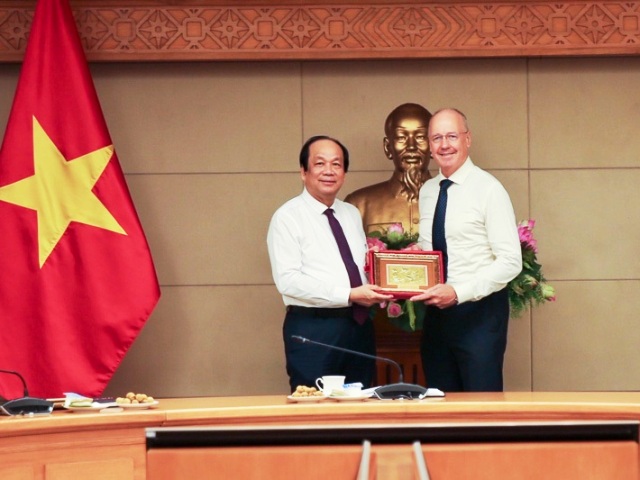 Bộ trưởng, Chủ nhiệm Văn phòng Chính phủ Mai Tiến Dũng và ông Philip Dowler, Trưởng cơ sở Hà Nội, Đại học RMIT.