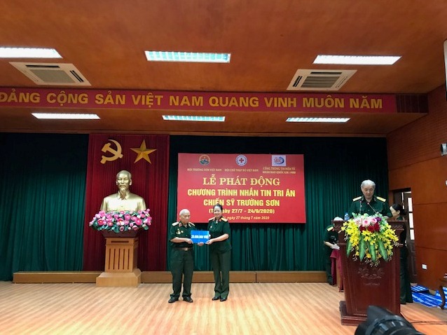 Đại diện Hội Trường Sơn Việt Nam tiếp nhận ủng hộ của các đơn vị, tập thể, cá nhân