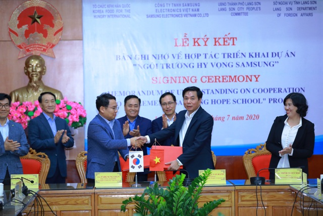Ông Park Sung Geun- Phó Tổng giám đốc Samsung Việt Nam (trái) và ông Nguyễn Văn Hạnh, Chủ tịch UBND tỉnh Lạng Sơn, tại lễ ký kết.