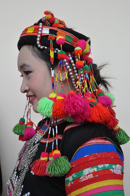 Những tua rua bằng búp len trên đầu cô gái Hà Nhì