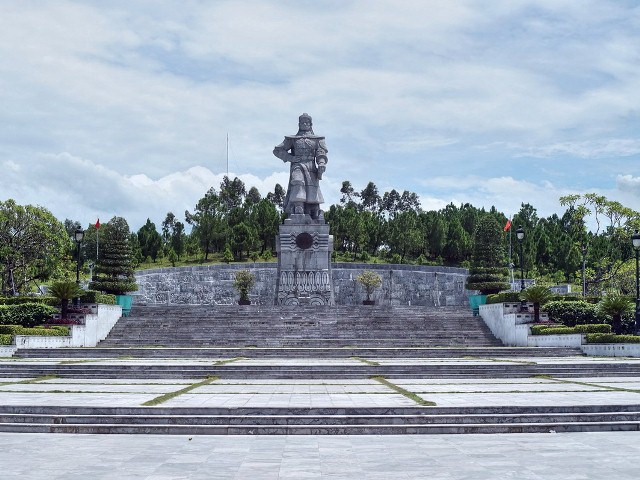 Núi Bân và tượng đài Hoàng đế Quang Trung ngày nay