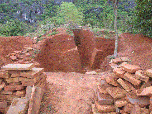 Mộ gạch cổ được khai quật tại thôn Đức Sơn, xã Yên Đức vào năm 2011, có niên đại vào khoảng thế kỷ I đến III sau Công nguyên
