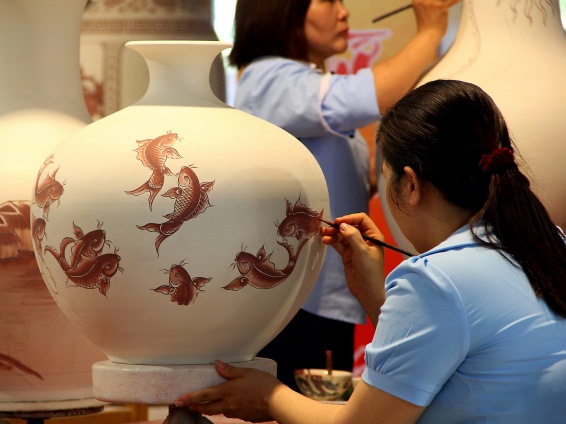 Hình ảnh cá chép được vẽ trên bình gốm là một chủ đề văn hóa dân gian quen thuộc trên gốm Chu Đậu                                                            