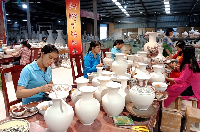 Công ty Cổ phần gốm Chu Đậu đã thu hút hơn 500 lao động của làng nghề Gốm Chu Đậu tham gia làm việc                                           