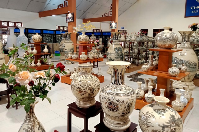 Không gian trưng bày gốm Chu Đậu như một Bảo tàng các sản phẩm gốm Chu Đậu với nhiều kiểu dáng, chủ đề                                           