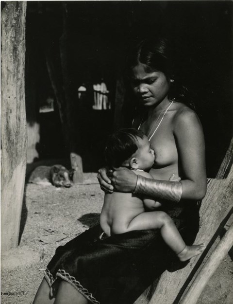 Người mẹ trẻ dân tộc Bahnar với chiếc vòng ống trên cổ tay 