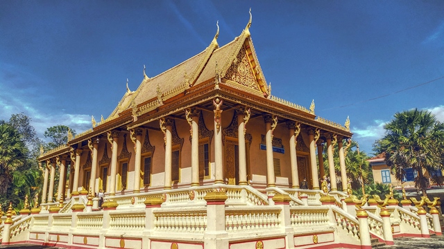 Tòa chính điện uy nghi, nằm biệt lập ở bên trái con đường dẫn vào chùa