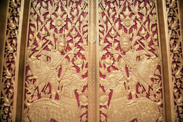 Cổng ra vào được trang trí bằng ba ngọn tháp với những hoa văn cổ truyền Khmer