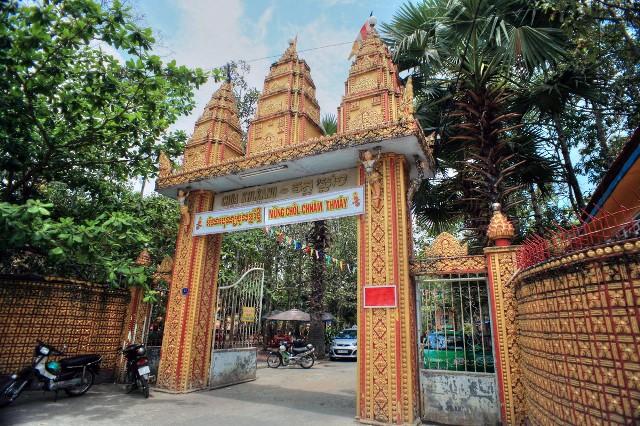Cổng ra vào được trang trí bằng ba ngọn tháp với những hoa văn cổ truyền Khmer