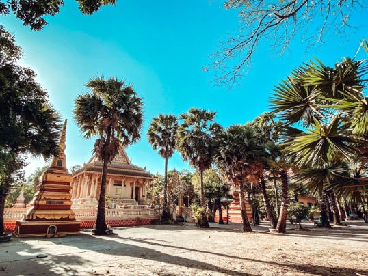Chính điện chùa nổi bật giữa khuôn viên rợp bóng những cây cổ thụ, nhiều nhất là cây thốt nốt, loài cây gắn liền với đời sống, văn hóa của đồng bào dân tộc Khmer