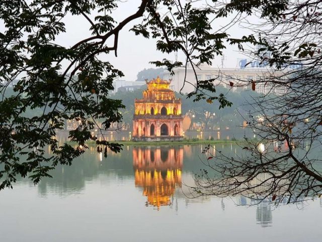 Hồ Hoàn Kiếm với tháp rùa soi bóng luôn là biểu tượng linh thiêng của Thủ đô ngàn năm văn hiến