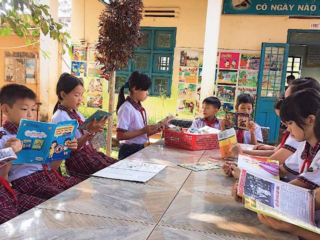 Các em học sinh của Trường Tiểu học Cù Chính Lan xã Ia Chía, huyện Ia Grai đọc sách tại thư viện