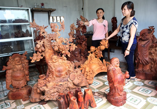 Làng nghề điêu khắc Dư Dụ thu hút nhiều khách hàng trong và ngoài nước đến mua các sản phẩm điêu khắc gỗ