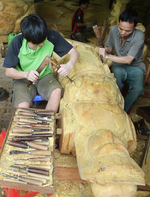 Những nghệ nhân làng Dư Dụ đang làm công đoạn tạc thô cho bức tượng