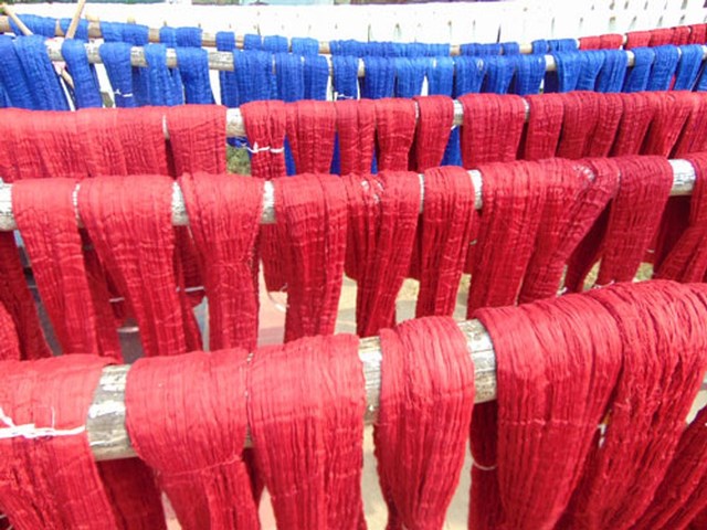Những sợi chỉ màu sắc tạo nên sức sống mới cho khăn rằn