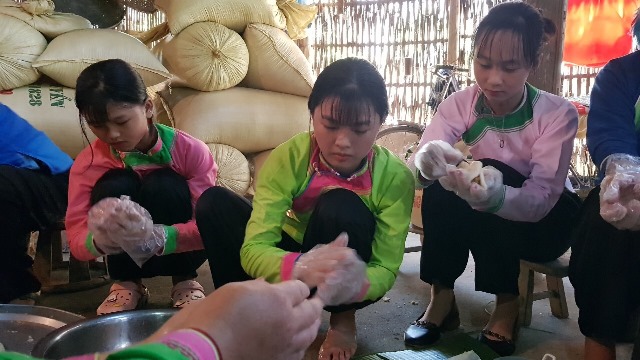 Trẻ em gái dân tộc Giáy học cách làm bánh cùng bà, cùng mẹ trong ngày Tết tháng Bảy