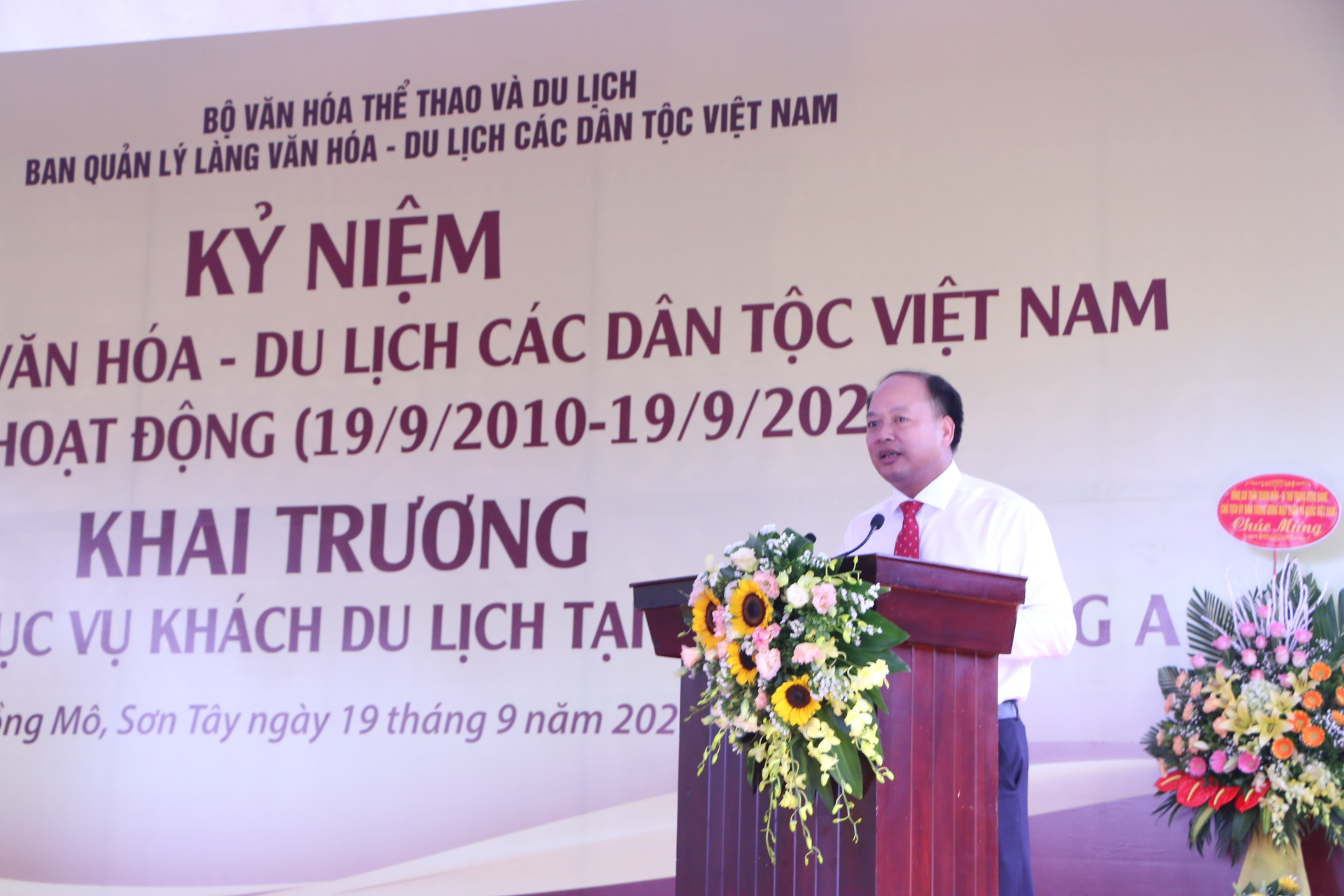 Phó Trưởng ban Phụ trách BQL Làng Văn hóa - Du lịch các dân tộc Việt Nam phát biểu báo cáo tại buổi lễ