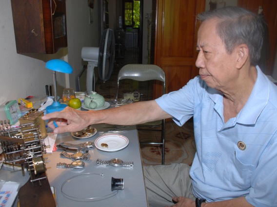 Ông Đào Văn Dư, người thợ sửa đồng hồ duy nhất tại Việt Nam có 7 bằng diplome
