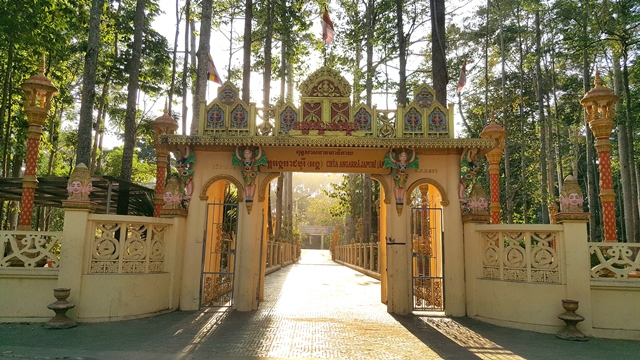 Cổng chùa được thiết kế theo kiểu “tam quan”