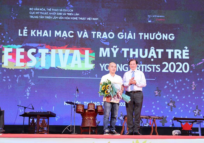 Thứ trưởng Bộ VHTTDL Tạ Quang Đông trao giải Nhất cho tác giả Võ Thành Thân (Thừa Thiên - Huế)