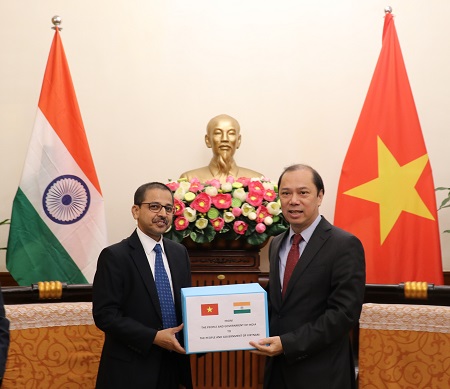 Thứ trưởng Ngoại giao Việt Nam Nguyễn Quốc Dũng (phải) và Ngài Pranay Verma, Đại sứ Ấn Độ tại Việt Nam (trái).
