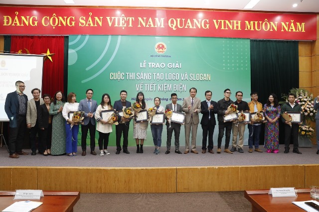 Các thí sinh đoạt giải cuộc thi “Sáng tạo logo và slogan về tiết kiệm điện”.