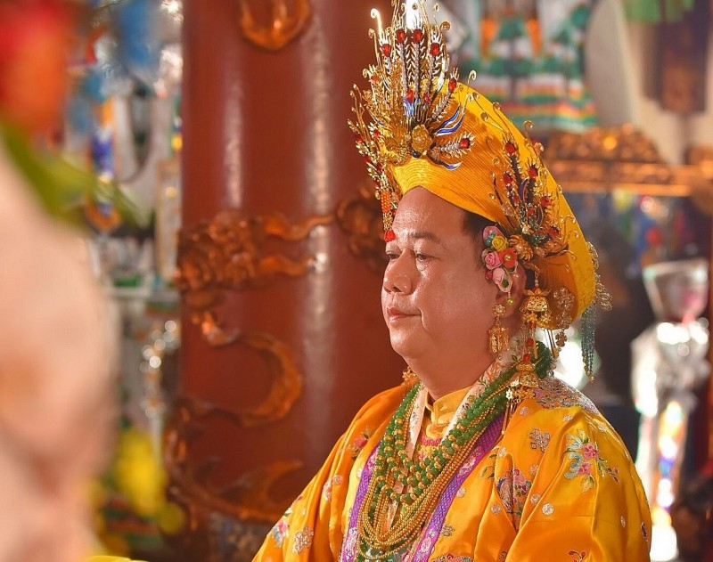 Nghệ nhân dân gian Nguyễn Tiến Nghĩa đang thực hiện nghi lễ hầu đồng. 