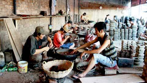 Cơ sở đúc lư đồng lớn nhất ở làng An Hội xưa giờ có khoảng 50 người làm việc cật lực