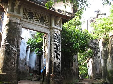 Những biệt thự to đẹp tại ngôi làng điệp trùng các kiến trúc Pháp ở Vân Từ.
            